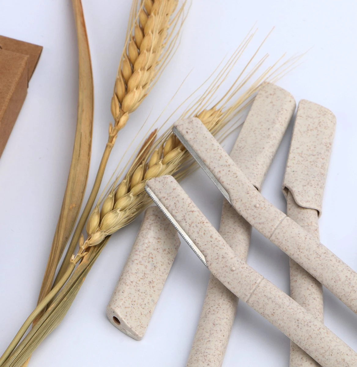 INTER-ESQUE Wenkbrauw Mesje - Eyebrow Razor - Dermaplaning - Scheermesjes Gezicht - Wenkbrauw Scheermesje Van Tarwestro - 6 Stuks 3x Groot + 3x Klein 8 INTER-ESQUE Wenkbrauw Mesje - Eyebrow Razor - Dermaplaning - Scheermesjes Gezicht - Wenkbrauw Scheermesje Van Tarwestro - 6 Stuks 3x Groot + 3x Klein - Afbeelding 6