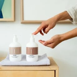 Naïf Verzorgende Handlotion - Plasticvrij - Handverzorging - 2 X 340ml - Met Natuurlijke Ingrediënten 7 Naïf Verzorgende Handlotion - Plasticvrij - Handverzorging - 2 X 340ml - Met Natuurlijke Ingrediënten -Lichaamsverzorging Winkel 1200x1200 16
