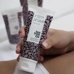 Serie Scheren Intieme Zone - 3 Producten Voor Het Verwijderen Van Rode Bultjes, Vlekjes En Ingegroeide Haren Na Het Scheren. De Serie Bevat: Intim Wash 200ml, Intim Shave 100ml, Intieme Aftershave Balsem 100ml | Australian Bodycare 16 Serie Scheren Intieme Zone - 3 Producten Voor Het Verwijderen Van Rode Bultjes, Vlekjes En Ingegroeide Haren Na Het Scheren. De Serie Bevat: Intim Wash 200ml, Intim Shave 100ml, Intieme Aftershave Balsem 100ml | Australian Bodycare -Lichaamsverzorging Winkel 1200x1200 1765