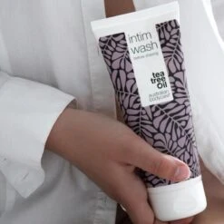 Australian Bodycare Intim Wash 200 Ml - Intieme Zeep Voor De Dagelijkse Wasbeurt Met Tea Tree Olie - Helpt Bij Jeuk, Onaangename Geurtjes En Ander Intiem Ongemak - Effectief Tegen Rode Bultjes, Scheerbrand En Ingegroeide Haartjes Na Intiem Scheren -Lichaamsverzorging Winkel 1200x1200 2086