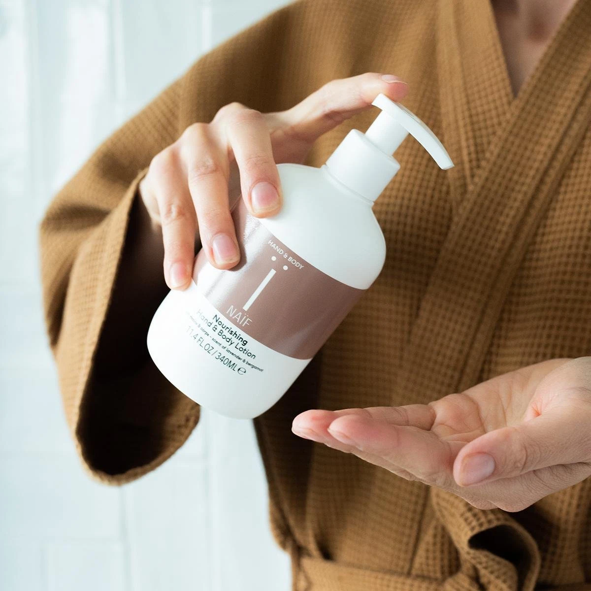 Naïf Verzorgende Handlotion – Plasticvrij – Handverzorging - 340ml - Met Natuurlijke Ingrediënten 5 Naïf Verzorgende Handlotion – Plasticvrij – Handverzorging - 340ml - Met Natuurlijke Ingrediënten - Afbeelding 3