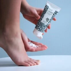 Australian Bodycare Foot Cream 100 Ml - Verzorgende Voetcrème Met 100% Natuurlijke Tea Tree Olie - Geschikt Voor Droge Voeten Om Scheuren In Je Huid Te Voorkomen -Lichaamsverzorging Winkel 1200x1200 238