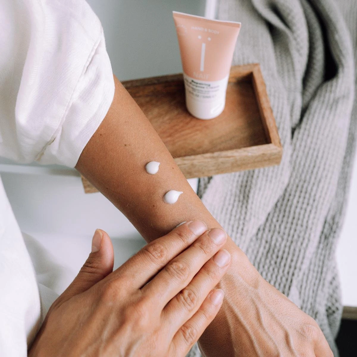 Naïf Herstellende Alles-In-Éen Crème - Helpt Tegen Droge Plekjes - Huidverzorging - 50ml - Met Natuurlijke Ingrediënten 5 Naïf Herstellende Alles-In-Éen Crème - Helpt Tegen Droge Plekjes - Huidverzorging - 50ml - Met Natuurlijke Ingrediënten - Afbeelding 3