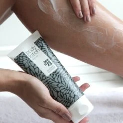 Australian Bodycare Body Lotion 200 Ml - Bodylotion Met Tea Tree Olie Verzorgt En Voorkomt Een Onzuivere En Droge Huid - Vermindert Vlekjes, Puistjes, Jeuk, Jeugdpuistjes, Lichaamsgeurtjes & Zweetvoeten - Geschikt Voor Vrouwen & Mannen -Lichaamsverzorging Winkel 1200x1200 2604