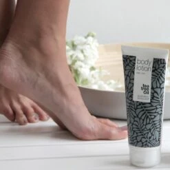 Australian Bodycare Body Lotion 200 Ml - Bodylotion Met Tea Tree Olie Verzorgt En Voorkomt Een Onzuivere En Droge Huid - Vermindert Vlekjes, Puistjes, Jeuk, Jeugdpuistjes, Lichaamsgeurtjes & Zweetvoeten - Geschikt Voor Vrouwen & Mannen -Lichaamsverzorging Winkel 1200x1200 2606