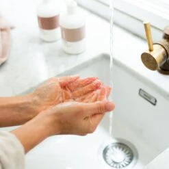 Naïf Reinigende Handzeep - Handverzorging - 2 X 340ml - Met Natuurlijke Ingrediënten 7 Naïf Reinigende Handzeep - Handverzorging - 2 X 340ml - Met Natuurlijke Ingrediënten -Lichaamsverzorging Winkel 1200x1200 294