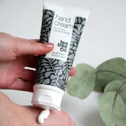 Australian Bodycare Hand Cream 100 Ml - Handcrème Voor Mannen & Vrouwen Met Zeer Droge Handen En Gebarsten Huid Met Tea Tree Olie - Dringt Snel In De Huid, Zonder Deze Vet Te Maken - Ondersteunt Het Herstellend Vermogen Van De Huid -Lichaamsverzorging Winkel 1200x1200 56