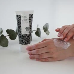 Australian Bodycare Hand Cream 100 Ml - Handcrème Voor Mannen & Vrouwen Met Zeer Droge Handen En Gebarsten Huid Met Tea Tree Olie - Dringt Snel In De Huid, Zonder Deze Vet Te Maken - Ondersteunt Het Herstellend Vermogen Van De Huid -Lichaamsverzorging Winkel 1200x1200 57