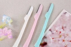 KELERINO. Dermaplaning - Wenkbrauw Scheermesjes - Eyebrow Razor - Inklapbaar - 3 Stuks -Lichaamsverzorging Winkel 1200x794 1