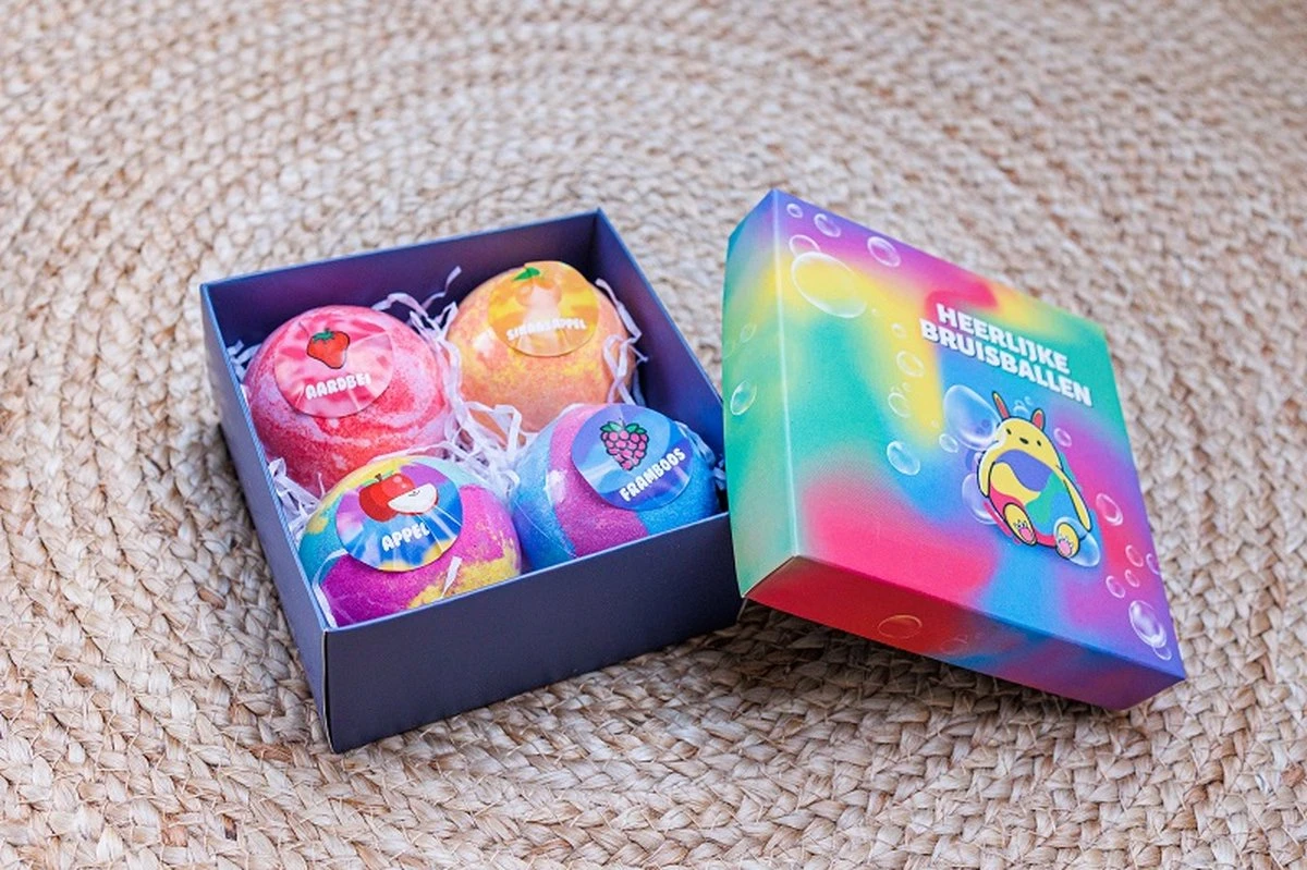 De Kunst Van Zeep - 4 Bruisballen Met Speelgoed In De Bruisbal - Vegan & Biologisch 3 De Kunst Van Zeep - 4 Bruisballen Met Speelgoed In De Bruisbal - Vegan & Biologisch